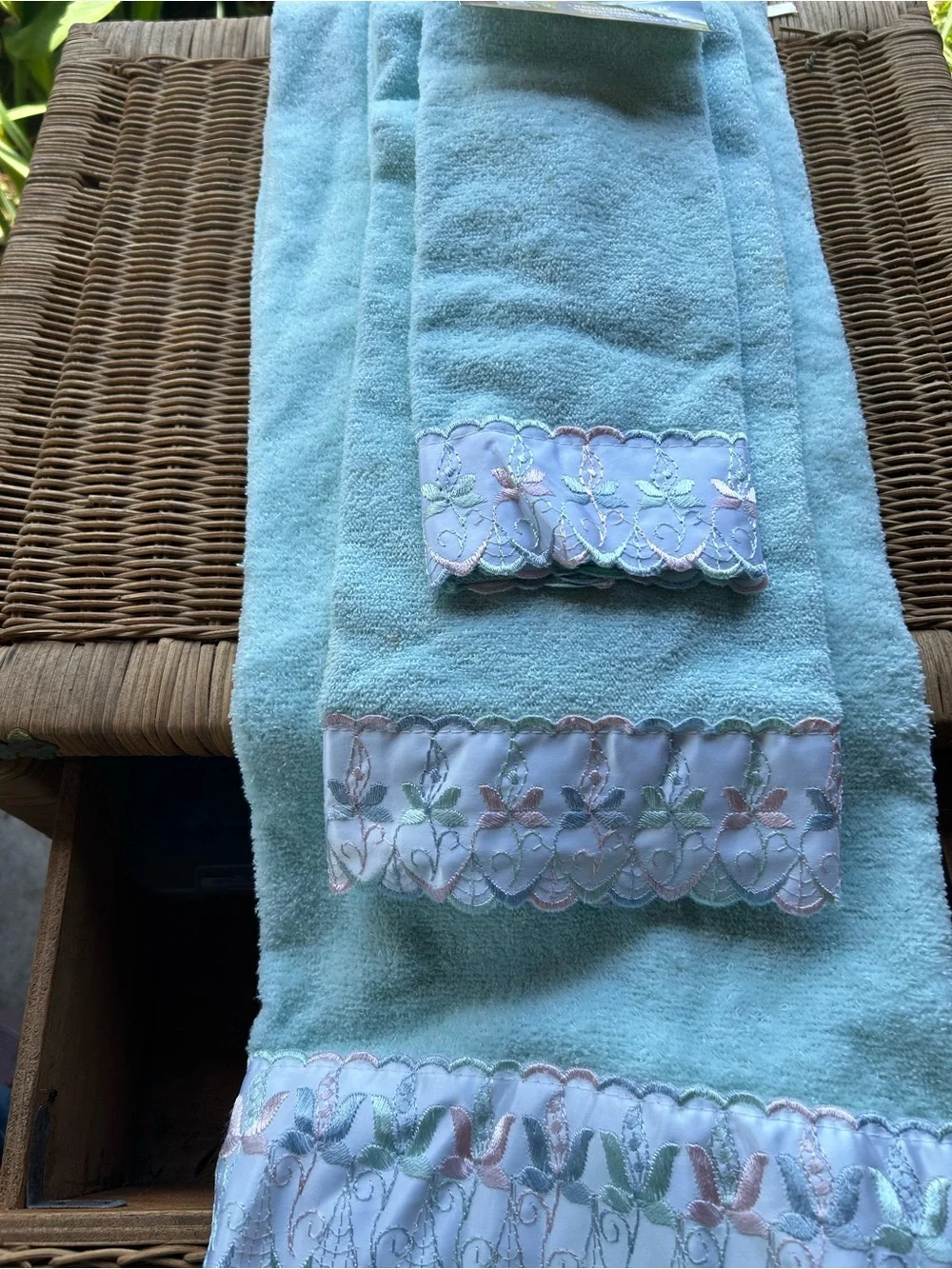 Vintage Franco Embroidered Towel Set -  Floral Trim